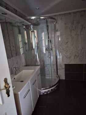 Bad 2 mit Möbel, Dusche, WC - 