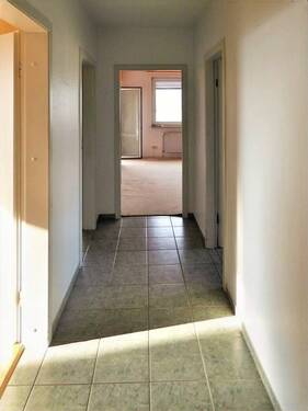 Flur - Lichtdurchflutete gemütliche 3-ZKB-Wohnung mit Loggia (11. OG) in Kassel-Niederzwehren.