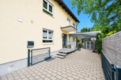 Gebäude mit Carport - 
