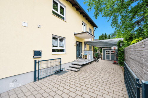 Gebäude mit Carport - 