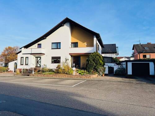 Gebäudeansicht mit Garage.jpg - 7 Zimmer Einfamilienhaus zum Kaufen in Waghäusel