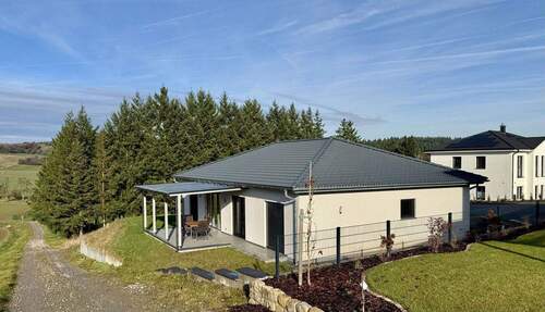 Ansicht Süd-West - Neuwertiger Premium-Bungalow (2023) Massivbau Energiesparhaus Luxusausstattung Privatverkauf