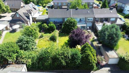 Hausansicht mit Garten - 8 Zimmer Mehrfamilienhaus, Wohnhaus zum Kaufen in Grevenbroich