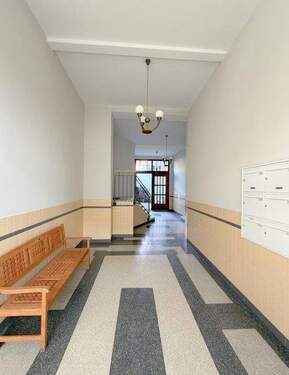 Hauseingangsbereich - Stilvolle Altbaueinheit am Rotkreuzplatz - flexibel gestaltbar, einzigartig gelegen