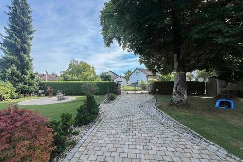 Einfahrt Grundstück - Wertiges Einfamilienhaus mit parkähnlichem Grundstück & großer Privatsphäre!