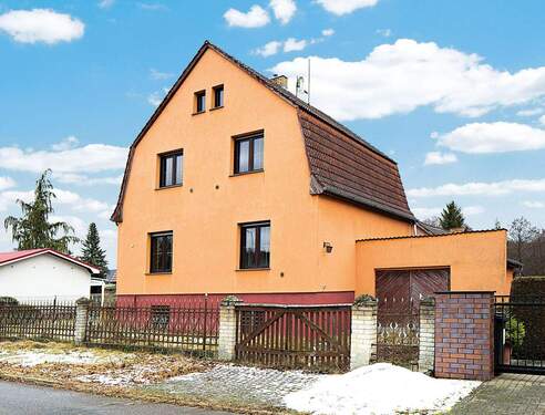 052_1.jpg - Freistehendes Einfamilienhaus mit sanierungsbedürftigem Gartenhaus