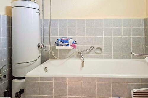 Bad mit Badewanne und WC - 