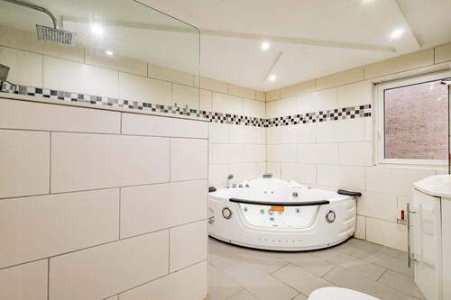 Tageslichtbad mit großer Badewanne - 