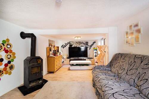 Wohnzimmer mit Kamin - Einfamilienhaus mit 107,00 m&sup2; in Herbolzheim zum Kaufen