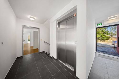 Eingangsbereich mit Personenaufzug
- 