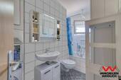 Bad mit Wanne und Fenster - 