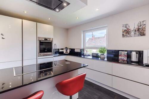 Kochen mit Blick in den Vorgarten - 