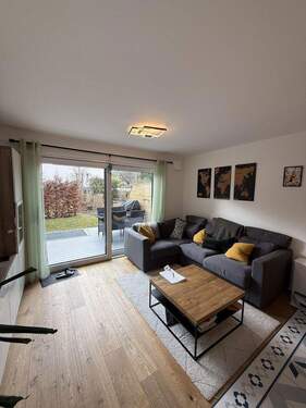 Wohnzimmer und Garten - Reihenmittelhaus mit 117,00 m&sup2; in München zur Miete