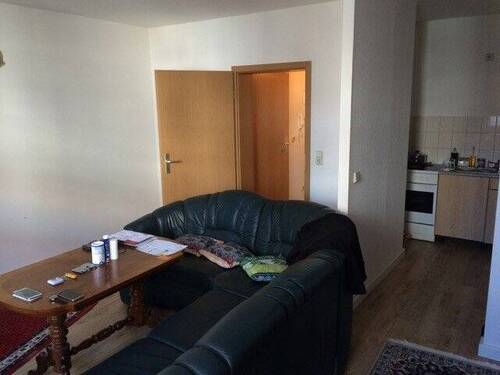 Wohnzimmer mit Küche (leer geräumt) - 