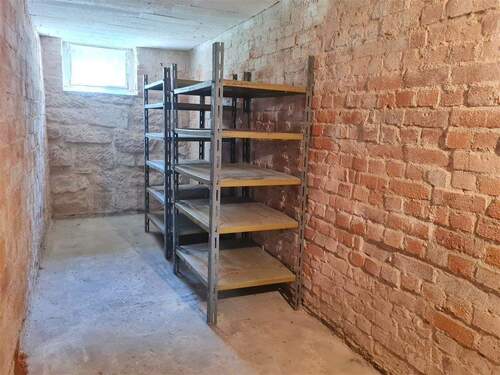 Keller mit Regalen - 