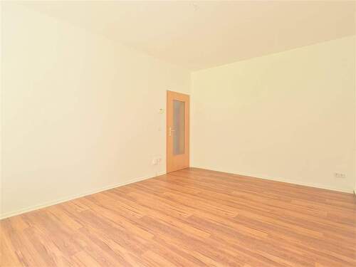 Wohnzimmer mit... - 2 Zimmer Etagenwohnung zur Miete in Chemnitz