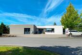 Bild - Modernes Gewerbeobjekt mit Wohnung, Büroräumen, Fertigungsbereich, Parkplätzen, Garten und Teich