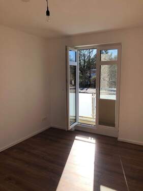 Zimmer mit Balkon.jpg - 