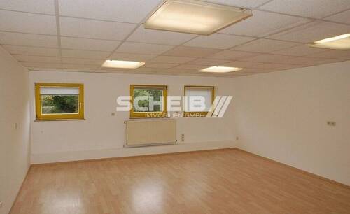 helle Räume - Bürofläche im Obergeschoss - Gewerbegebiet mit Parkmöglichkeiten