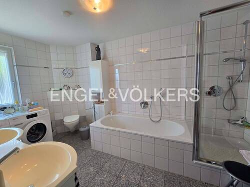 Tageslichtbad mit Wanne, Dusche und WM-Anschluss - 