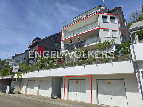 Hausansicht mit Garage - Aussichtsreiche 4,5-Zimmer-ETW in Halbhöhenlage besticht mit genialem Balkon und Garage