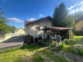 Überdachter Freisitz mit Rückansicht Haus - 