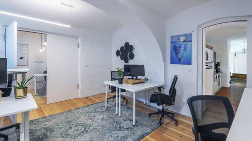 Büroraum rechts mit Blick in Küche und Meetingraum - 