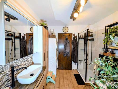 ...mit moderner Dusche und Badewanne - 8 Zimmer Mehrfamilienhaus, Wohnhaus in Mammendorf