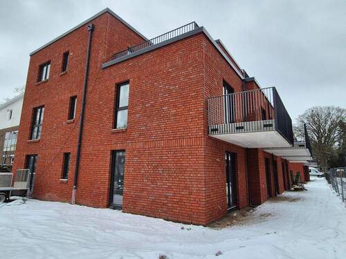 Außenansicht - Neubau Erstbezug 3 – Zimmer Komfort-Wohnung mit Balkon und Fahrstuhl Whg. 5