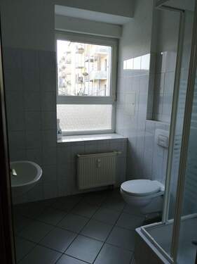 BAD_1.jpg - Etagenwohnung mit 55,00 m&sup2; in Magdeburg zur Miete