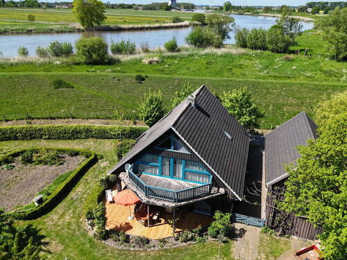Bild 1 - Ökologisch gebautes Holzhaus mit großem Nebengebäude