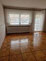 Wohnzimmer mit Ausgang zum Balkon - 