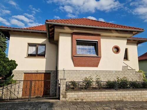Vorderansicht mit Garage - 5 Zimmer Einfamilienhaus zum Kaufen in Roßleben