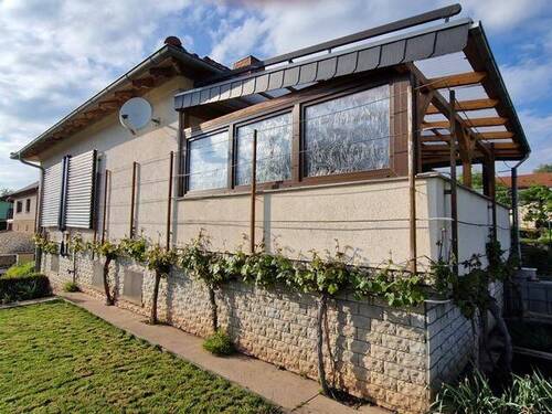 Seitenansicht mit Solaranlage + Balkon.JPG - Einfamilienhaus mit 110,00 m&sup2; in Roßleben zum Kaufen