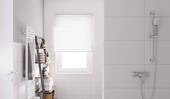 Modernes Tageslichtbad mit bodengleicher Dusche - 