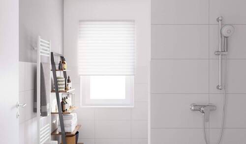 Modernes Tageslichtbad mit bodengleicher Dusche - 
