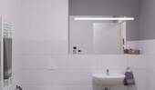 Modern gefliestes Badezimmer mit Badewanne - 