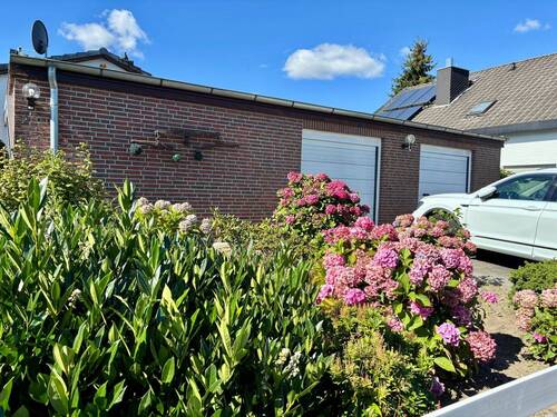 Vorgarten/Garagen - 8 Zimmer Einfamilienhaus in Stockelsdorf