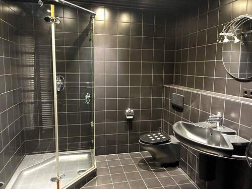 Stylisches Badezimmer mit großer Dusche - 