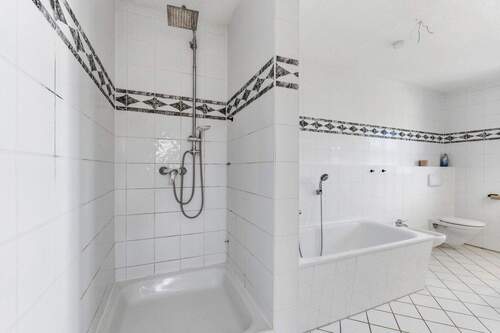 Bad mit Wanne, Dusche + Bidet - 