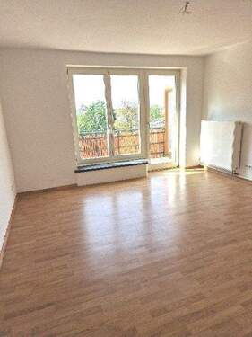 Wohnzimmer mit Balkon - 