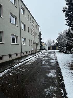 Wohnhaus mit Anliegerstraße - 