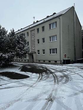 Wohnhaus und Parkplatz - 