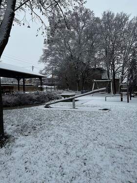 Spiel- und Freizeitplatz vorm Haus - 