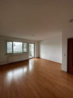 Wohnzimmer - Ruhige 4-Raumwohnung mit großem Balkon und Blick ins Grüne