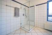 Eine Glasdusche sowie ein Bidet sind ebenfalls vorhanden. - 