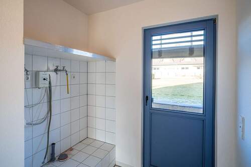 Der HWR hat einen Waschmaschinenanschluss und Gartenzugang. - 