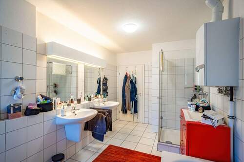 Der Heizkessel der Wohnung befindet sich ebenfalls im Bad. - 