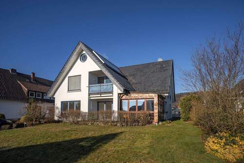 Großzügiges Zweifamilienhaus in beliebter Lage von Steinhagen - Viel Platz für Familie oder Vermietung - großzügiges Zweifamilienhaus mit Wintergarten, Loggia und Garten in ruhiger und beliebter Lage von Steinhagen