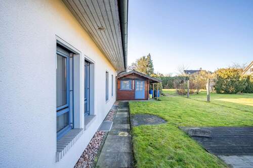 Der Garten ist pflegeleicht angelegt. - 